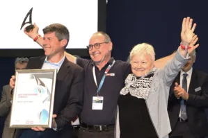Der PRODEX Award für den «Best Performer» 2019 ging an Mikron Tool aus Agno. Von links nach rechts: Rossano Bertani, CNC-Programmierer, Markus Schnyder, Geschäftsleiter, und Silvia Schnyder, Marketing & Communication